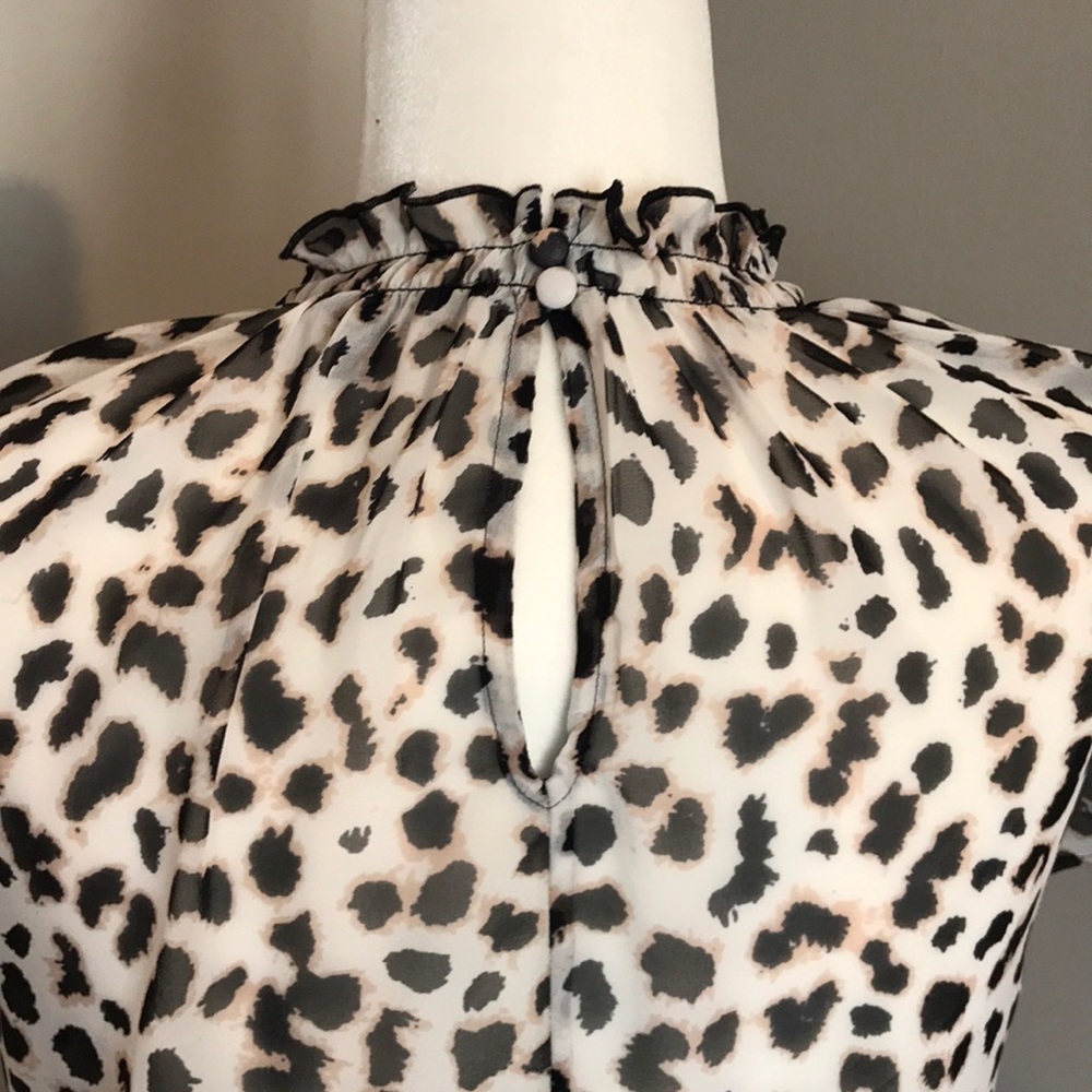 Express ruffle mock neck top in animal print - Picture 3 of 7